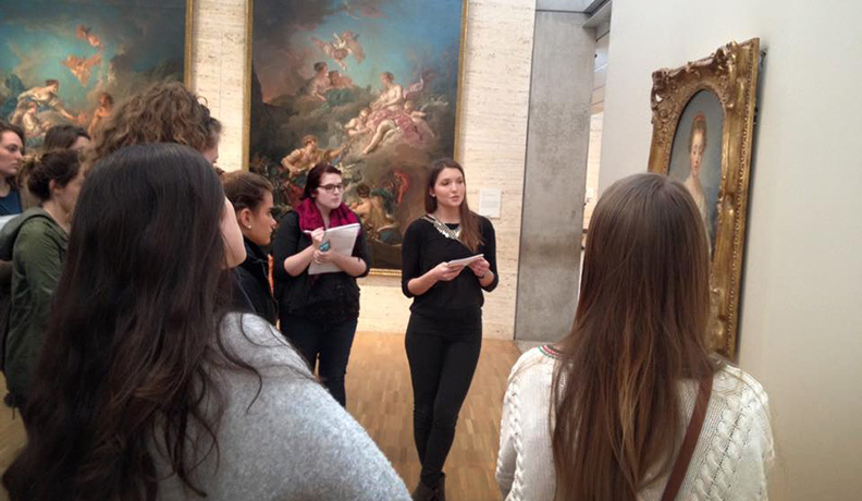 Student teaching a group about Art in the Kimbell Museum.