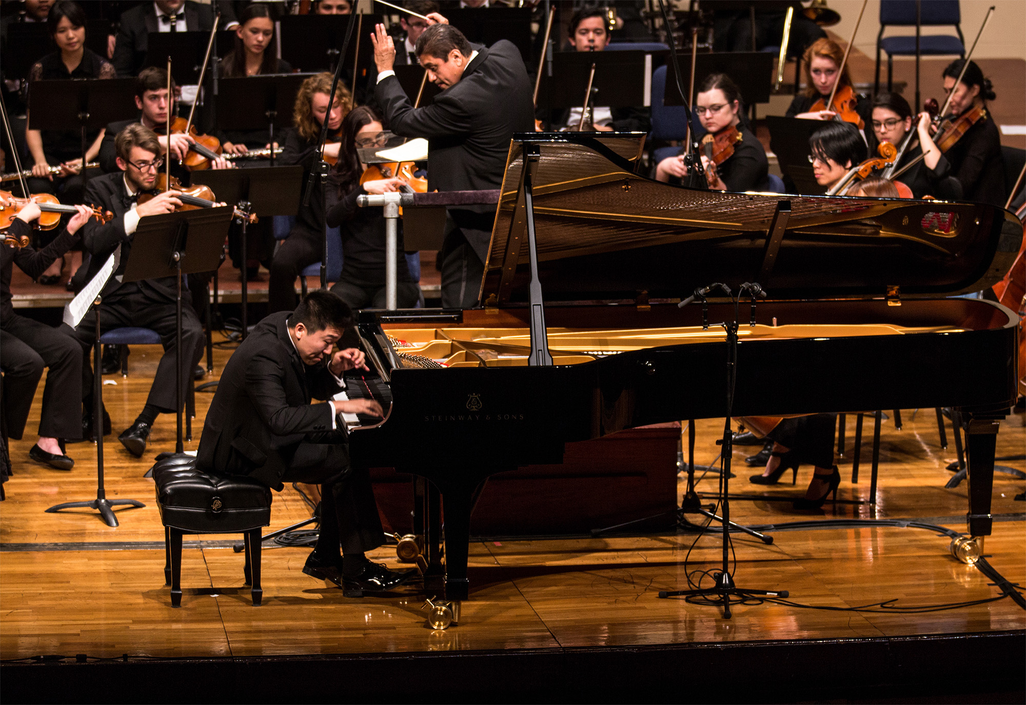 Photo of pianist performing with the symphony orchestra