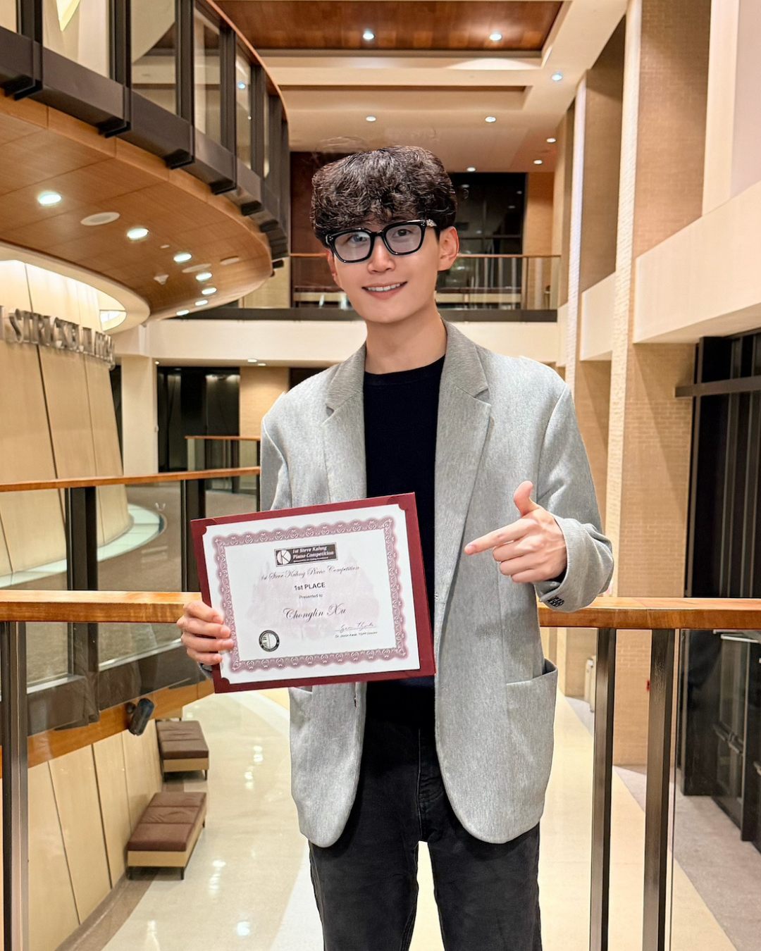 Chonglin Xu with award