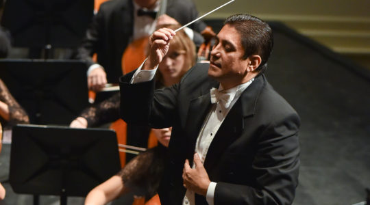 Germán Gutiérrez conducting a symphony orchestra