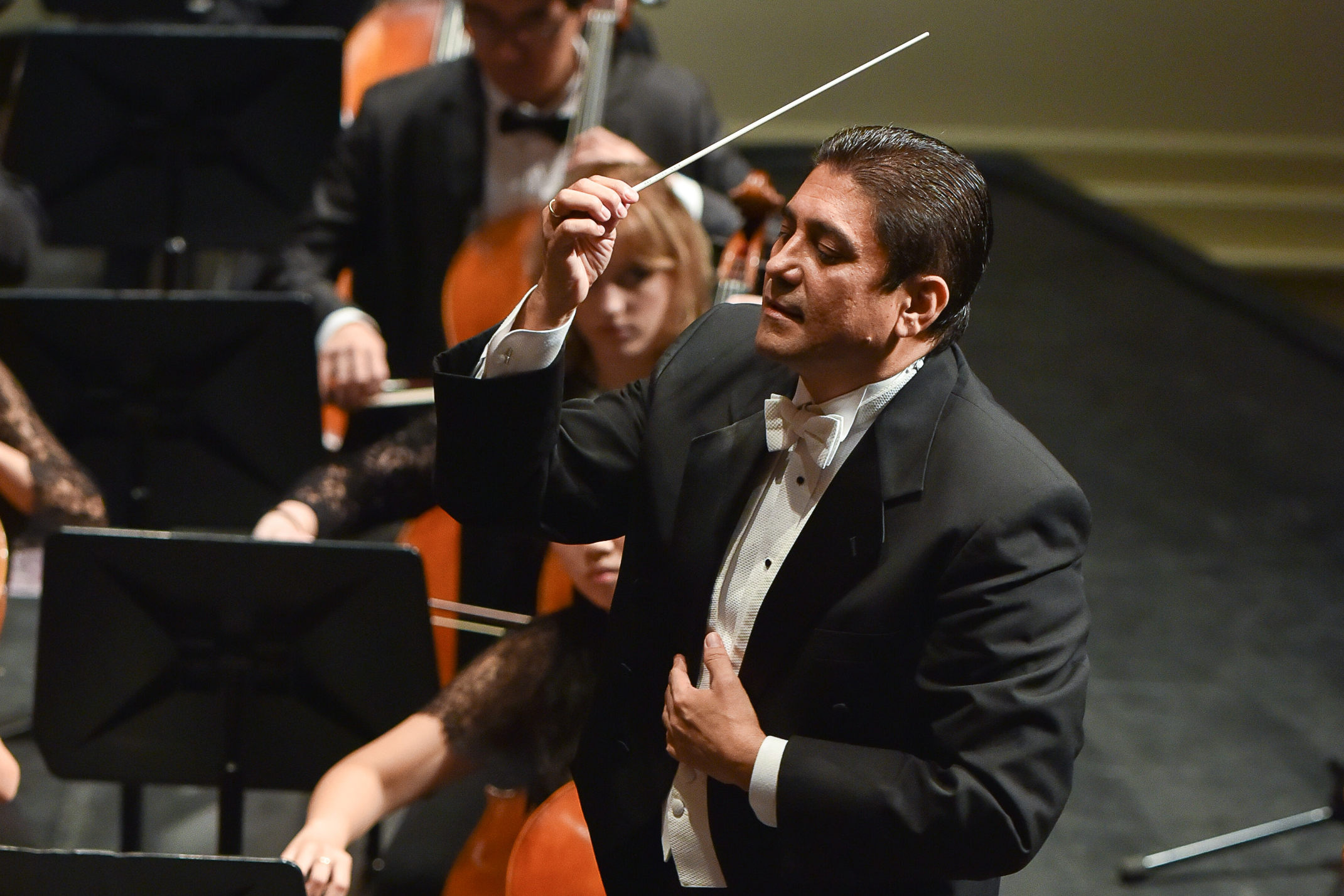 Germán Gutiérrez conducting a symphony orchestra